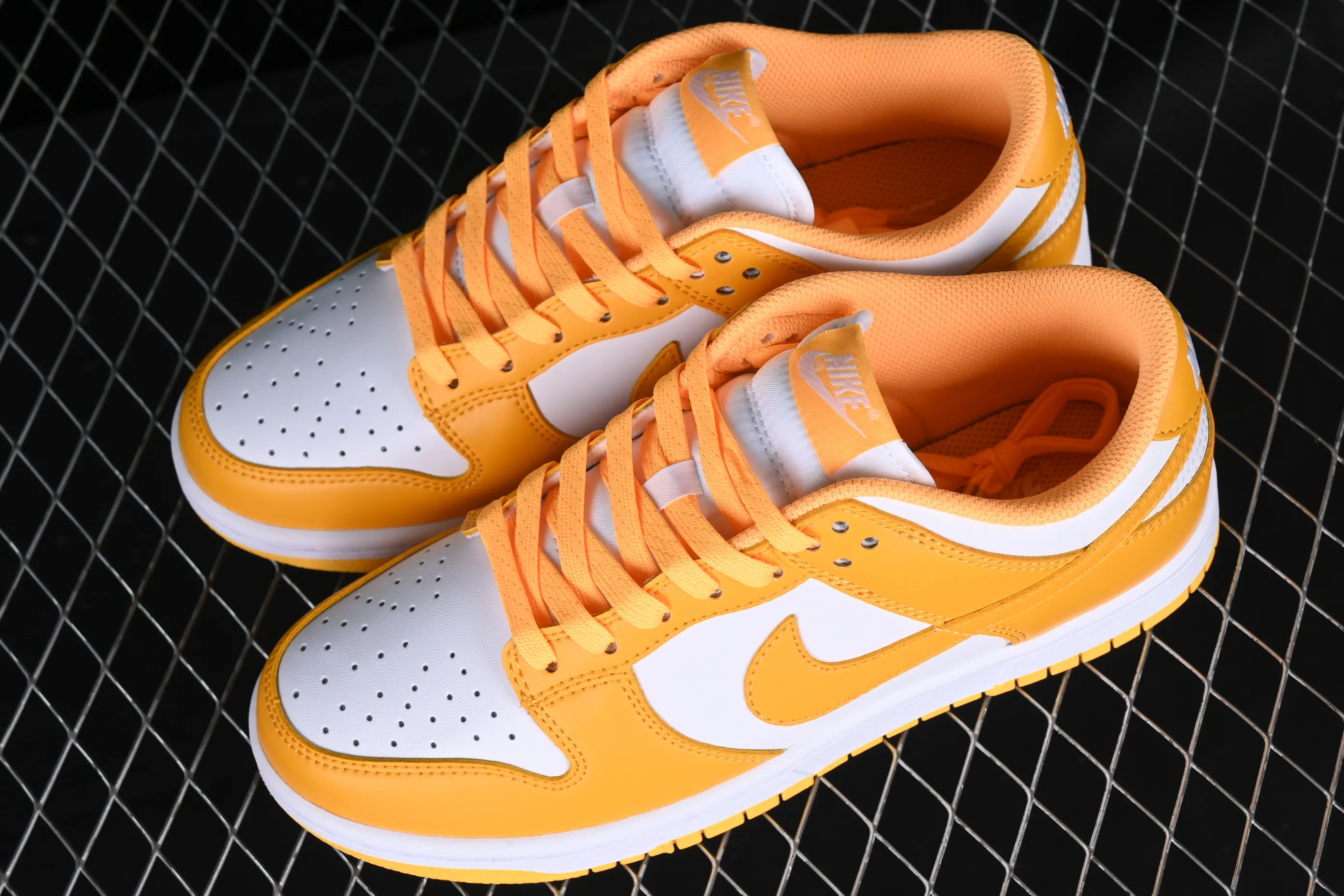 All categories Nk SB Dunk series Nk SB Dunk Low low-top sneakers Nk Dunk Low SB dunk series white and yellow color low-top casual sports skateboard shoes DD1503-800